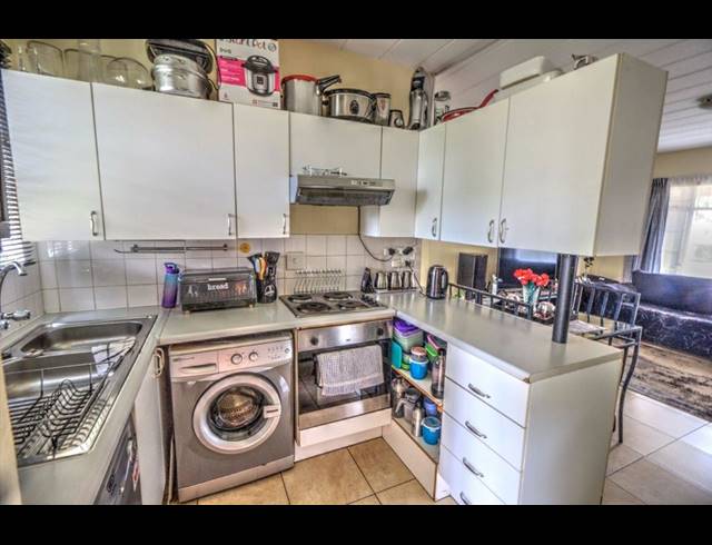 2 BEDROOM APARTMENT BLOCK FOR SALE IN KEMPTON PARK EXT 4